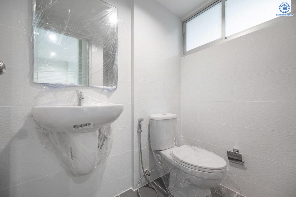 บ้านมือสอง โครงการ วิสต้าอเวนิว เพชรเกษม81 หลังมุม จาก SC Asset เนื้อที่กว้าง 31.7 ตร.ว. ฟังก์ชัน 3 ห้องนอน 2 ห้องน้ำ 1 ที่จอดรถ ราคาถูก และคุ้มค่าที่สุดในโครงการ! บนทำเลศักยภาพ เข้า-ออกหลายเส้นทาง อาทิ ถนนเพชรเกษม ถนนพุทธมณฑลสาย3 ใกล้รถไฟฟ้าสายสีน้ำเงิน(ส่วนต่อขยาย)